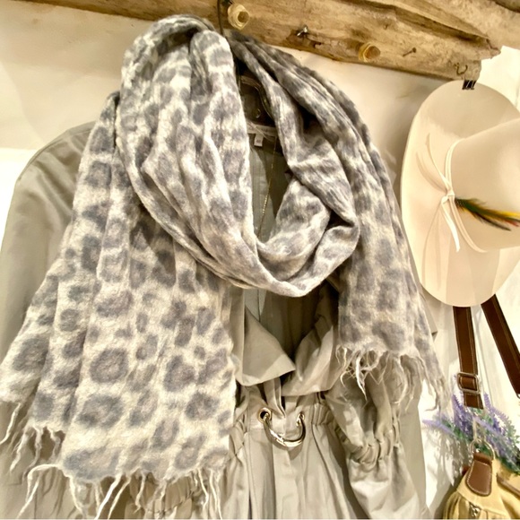 *sold* Aritzia WILFRED 100% Wool monochromatic animal print scarf /wrap - Picture 4 of 7